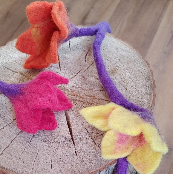 Beautiful hand made felt flower garland - Picture 2 of 3